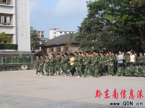 黎平第三中學1280多名新生參加軍事訓練