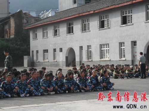 黎平第三中學1280多名新生參加軍事訓練