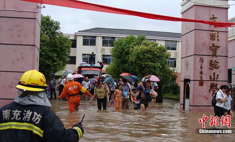 四川南充暴雨來襲緊急轉移千余學生