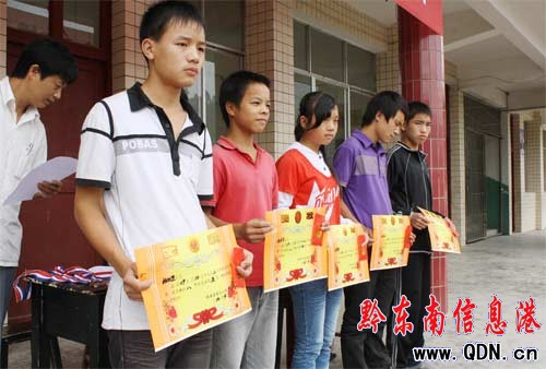 落后學校教育“閃亮”真實寫照(圖)