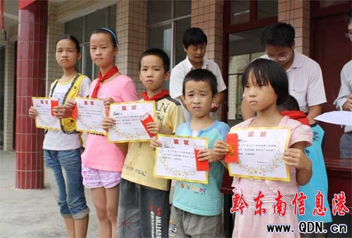 落后學校教育“閃亮”真實寫照(圖)