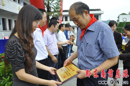 三穗縣春暉在行動 為貧寒學子托起藍藍的天(圖)