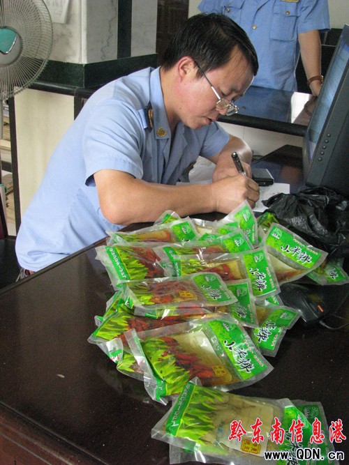 凱里市大十字工商所查處一批過期霉變食品