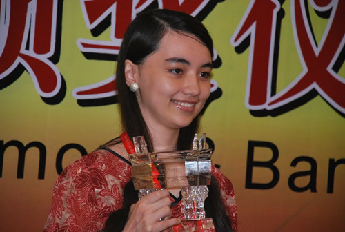 組圖:兵圣杯圍棋戰 混血美女素顏亮相如仙子