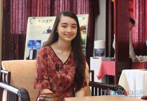 組圖:兵圣杯圍棋戰 混血美女素顏亮相如仙子
