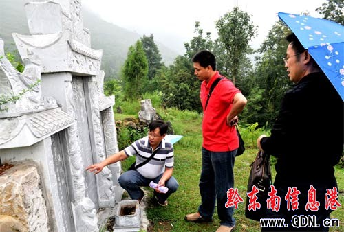 當(dāng)代貴州雜志社記者慕名參觀陳圓圓墓(圖)