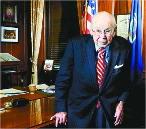 美103歲老法官帶氧氣瓶上法庭(圖)