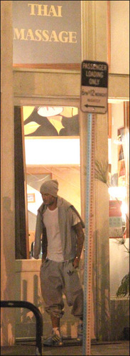 小貝背辣妹赴按摩院按摩女抱怨給錢太少(圖)