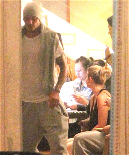 小貝背辣妹赴按摩院按摩女抱怨給錢太少(圖)