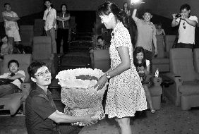 男青年在電影院包場求婚成功(圖)