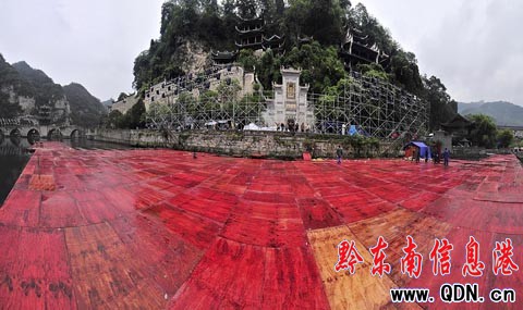鎮遠氵舞陽河上搭建“最大水上表演舞臺”( 圖)