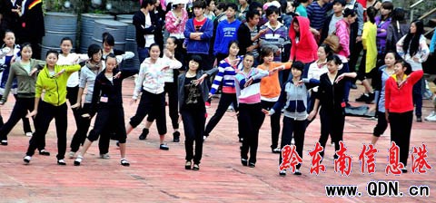 鎮遠氵舞陽河上搭建“最大水上表演舞臺”( 圖)