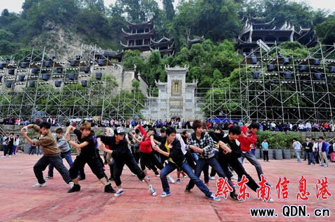 鎮遠氵舞陽河上搭建“最大水上表演舞臺”( 圖)