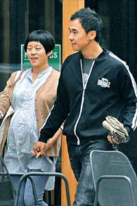 林嘉欣大腹便便 與老公十指緊扣逛街(圖)