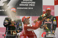 組圖:新加坡站阿隆索一路領先 奪冠痛飲香檳