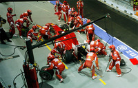 組圖:新加坡站阿隆索一路領先 奪冠痛飲香檳