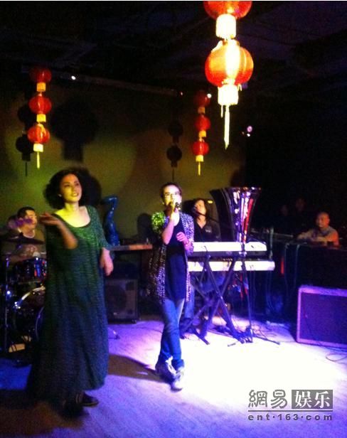 王菲趙薇姐妹對唱視頻曝光 “天后”甘當和音(圖)