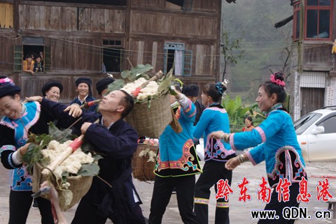 百年的集體婚禮在原生態藝術節揭開神秘面紗(圖)