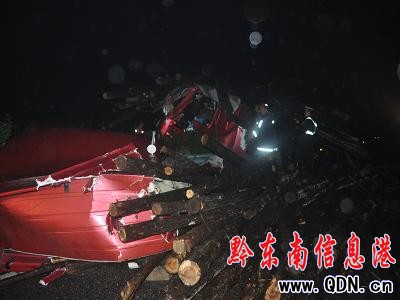 高速公路兩車相撞2人被困 岑鞏消防成功施救(圖)