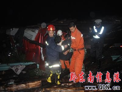 高速公路兩車相撞2人被困 岑鞏消防成功施救(圖)