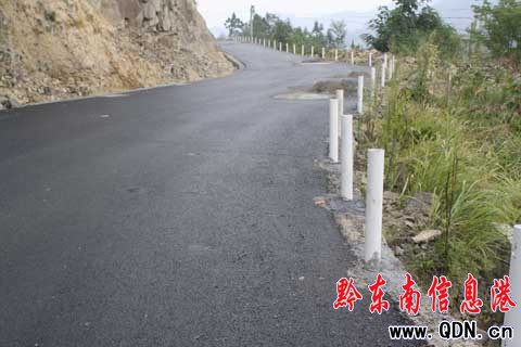 錦屏:修建柏油路危險(xiǎn)處安全防護(hù)欄(圖)