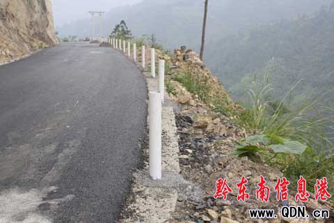 錦屏:修建柏油路危險(xiǎn)處安全防護(hù)欄(圖)