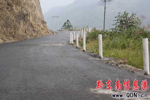 錦屏:修建柏油路危險(xiǎn)處安全防護(hù)欄(圖)
