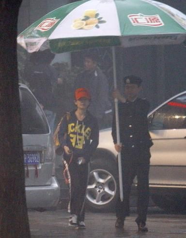 謝娜冒雨吃料理 門衛撐大傘為其遮雨(圖)