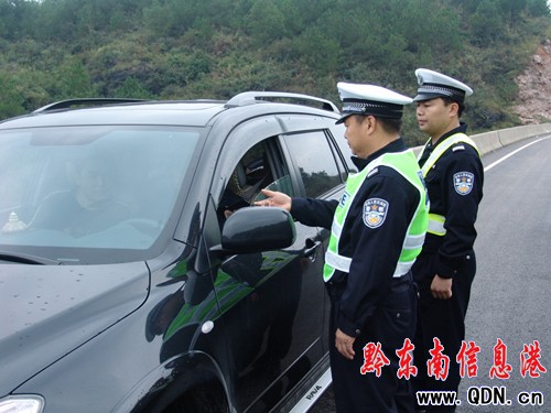 施秉交警開展“10.10”專項整治集中行動(組圖)