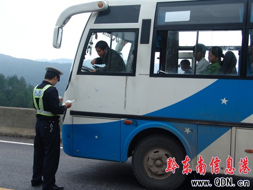 施秉交警開展“10.10”專項整治集中行動(組圖)