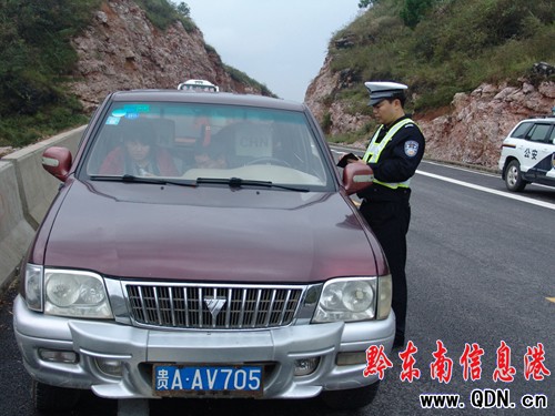 施秉交警開展“10.10”專項整治集中行動(組圖)