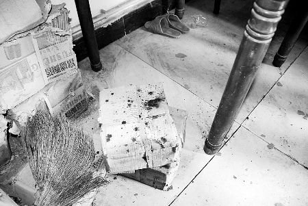 84歲老人猝死敬老院 胳膊上有血洞和淤青(圖)