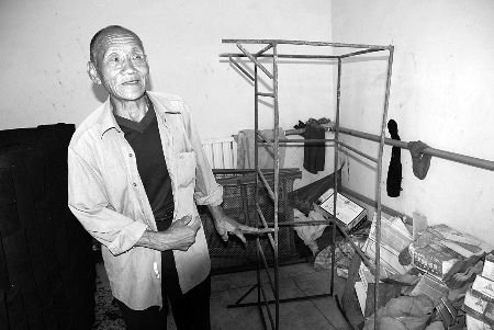 84歲老人猝死敬老院 胳膊上有血洞和淤青(圖)