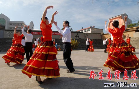 丹寨:九月舞動夕陽紅(組圖)