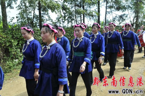 100個侗寨群眾匯聚云霧山比智慧 唱侗歌看斗牛