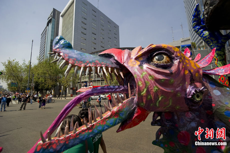 墨西哥城舉行“怪獸”大游行(組圖)