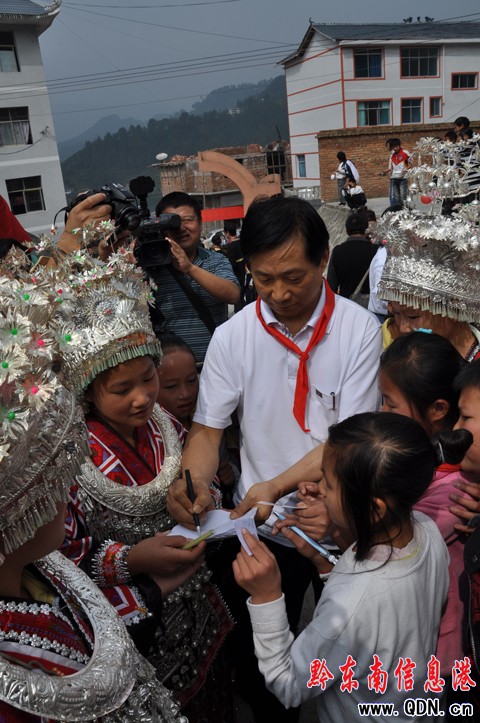 �ǖ|��ˇ�gϣ���WУ��ٛ�߽��ƃxʽ�ڄ����e��