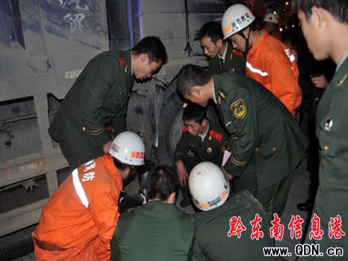 兩車相撞兩人被困 三穗消防火速出動成功救援