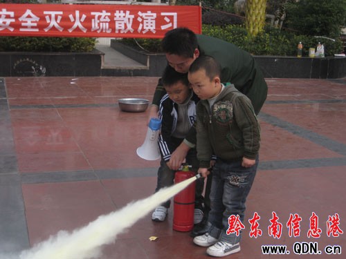警報聲響沸騰一條街 原是幼兒園做消防演習(圖)