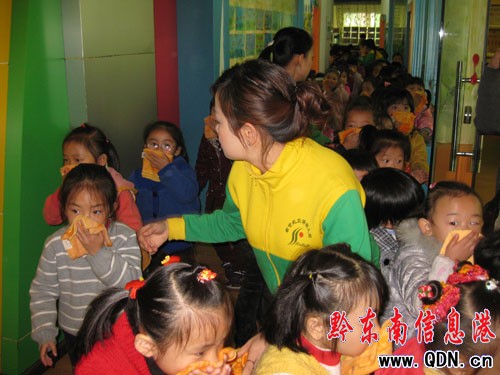 警報聲響沸騰一條街 原是幼兒園做消防演習(圖)