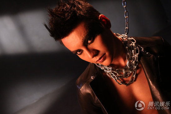 陳偉霆拍MV遭肌肉猛男施虐 密室演繹困獸之斗