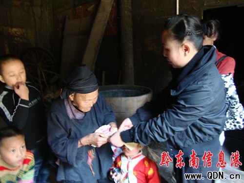 三奶孫遭遇引關注 凱里好心人獻愛心(組圖)