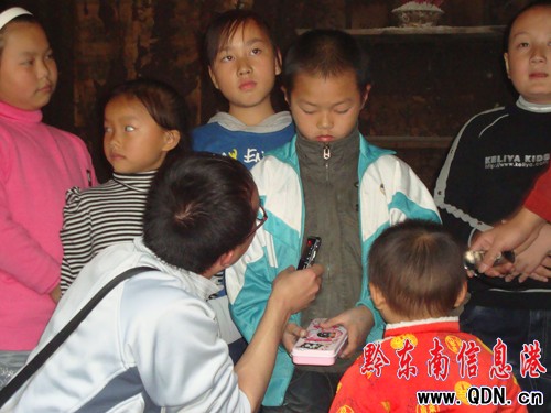三奶孫遭遇引關注 凱里好心人獻愛心(組圖)