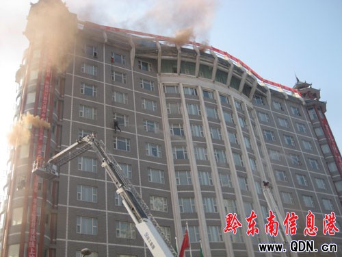 我州消防隊開展大演習 盡顯鐵軍本色(圖)