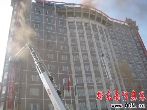 我州消防隊開展大演習 盡顯鐵軍本色(圖)