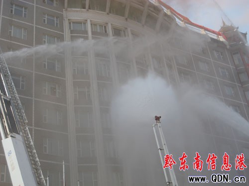 我州消防隊開展大演習 盡顯鐵軍本色(圖)