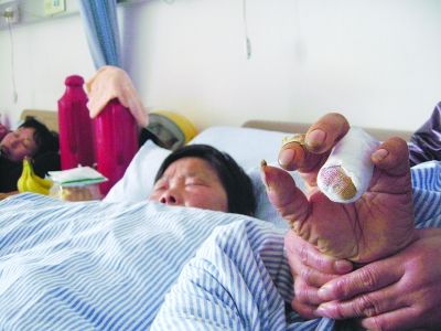 城管驅(qū)趕菜攤搶秤 賣菜老太無名指被扯斷(圖)