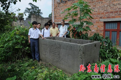 中木召出土的神秘“石水缸”(圖)
