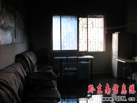 凱里一居民樓起火 造成片區(qū)居民電器“癱瘓”(組圖)