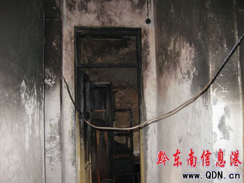 凱里一居民樓起火 造成片區(qū)居民電器“癱瘓”(組圖)